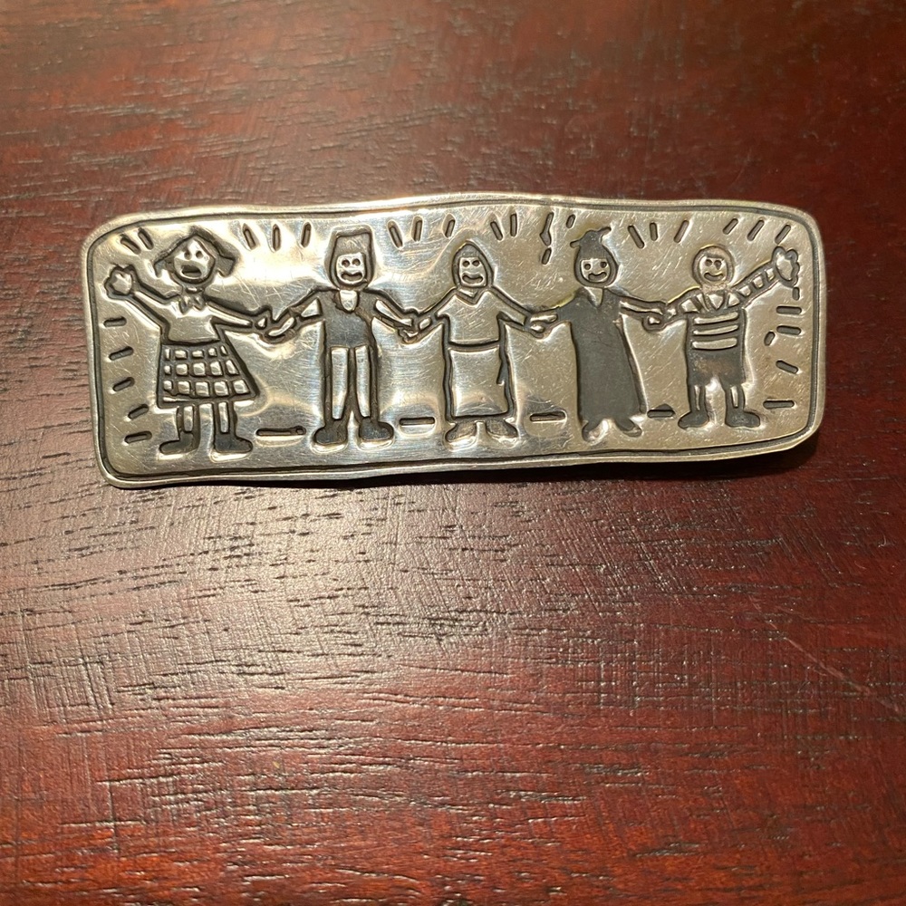 Metal brooch